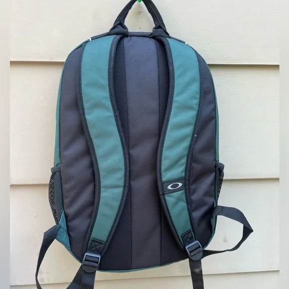 Oakley backpack / book bag - Picture 4 of 4
